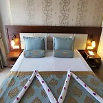 Maya World Park 4*
