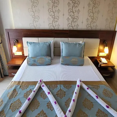Maya World Park 4*